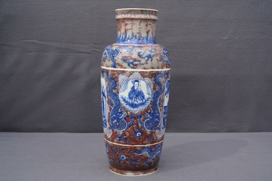 Un vase de forme rouleau en porcelaine de Chine bleu, blanc et rouge, Kangxi